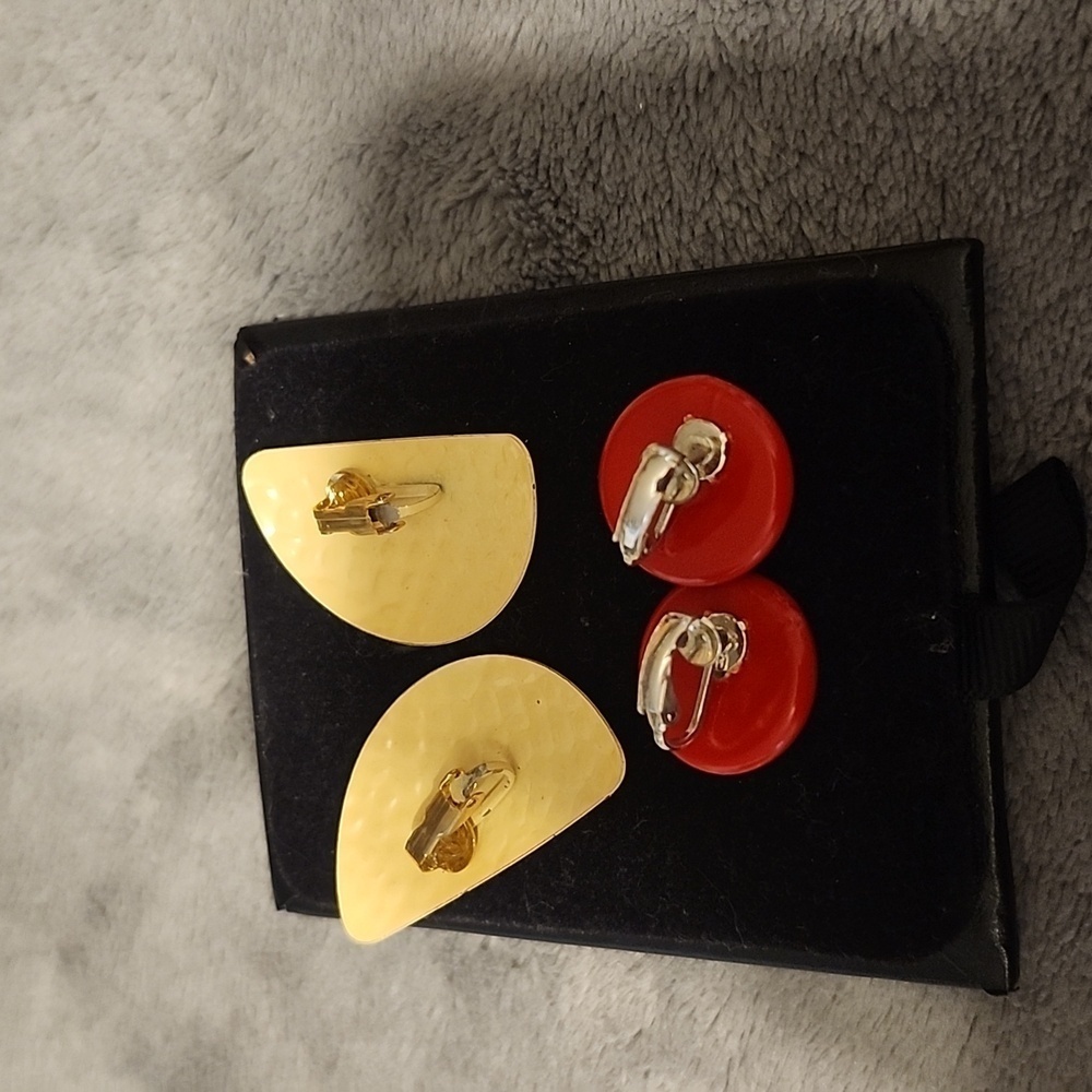 Vintage clip-on earing set - Picture 2 of 2